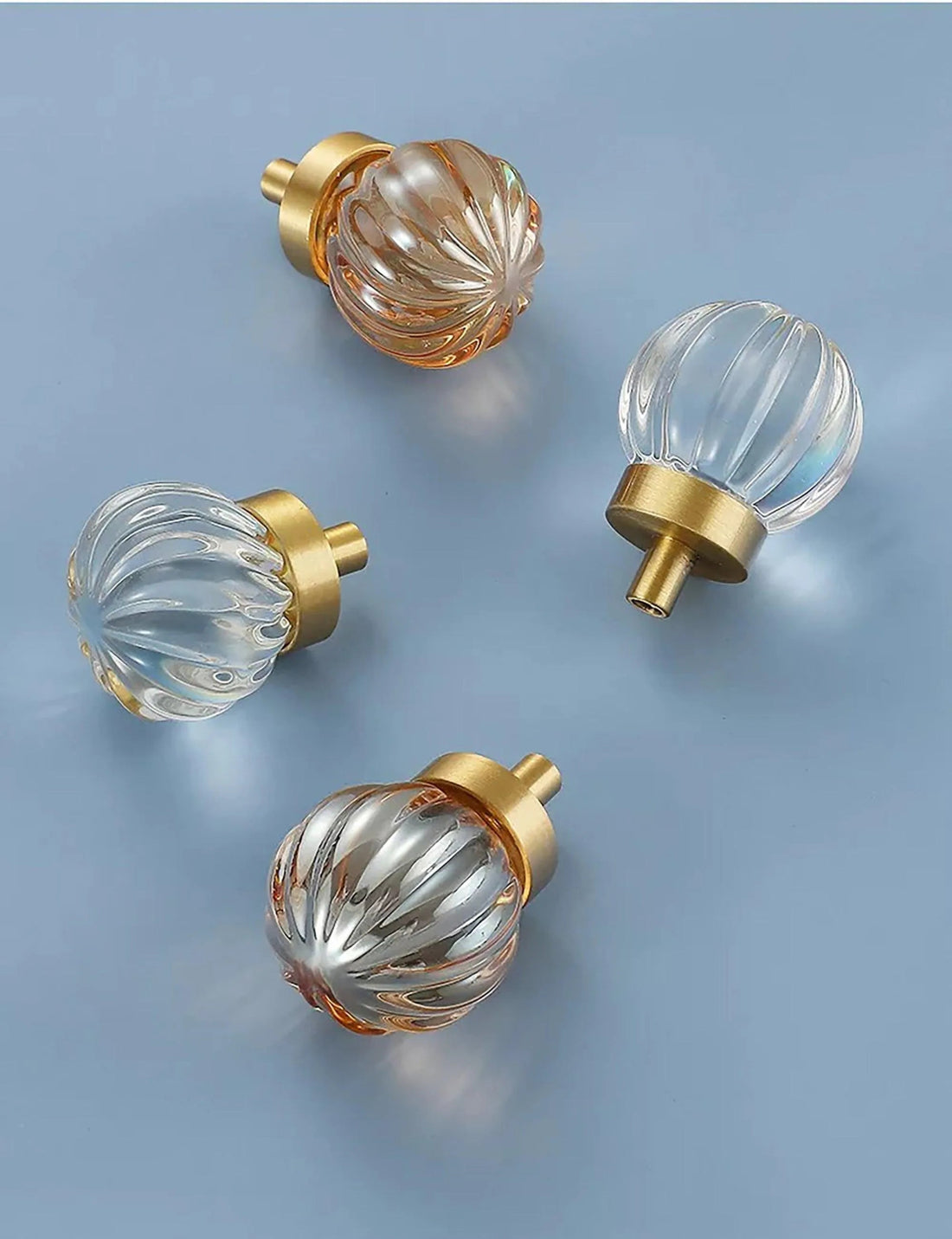 The Mantara C-0011 is a modern knob in champagne/brass, ideal for kitchens, cabinets, and drawers.