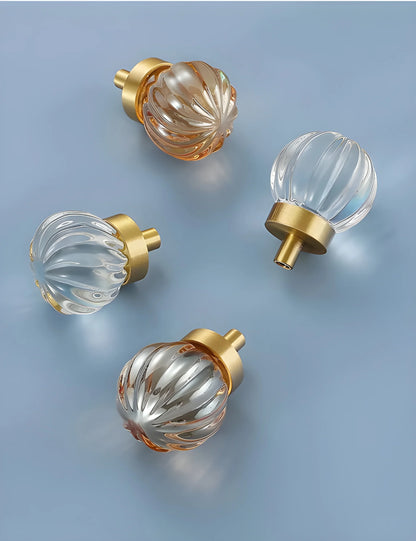 The Mantara C-0011 is a modern knob in champagne/brass, ideal for kitchens, cabinets, and drawers.