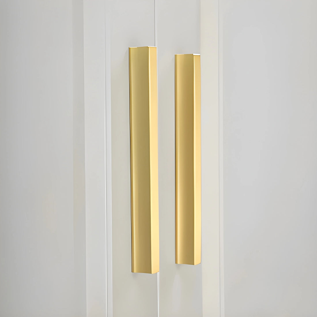 Mantara B‑0078 Galactic handle in brushed brass, available in sizes from 32 mm to 400 mm, sleek modern pull for wardrobes, doors, drawers and kitchen cabinets by Mantara.