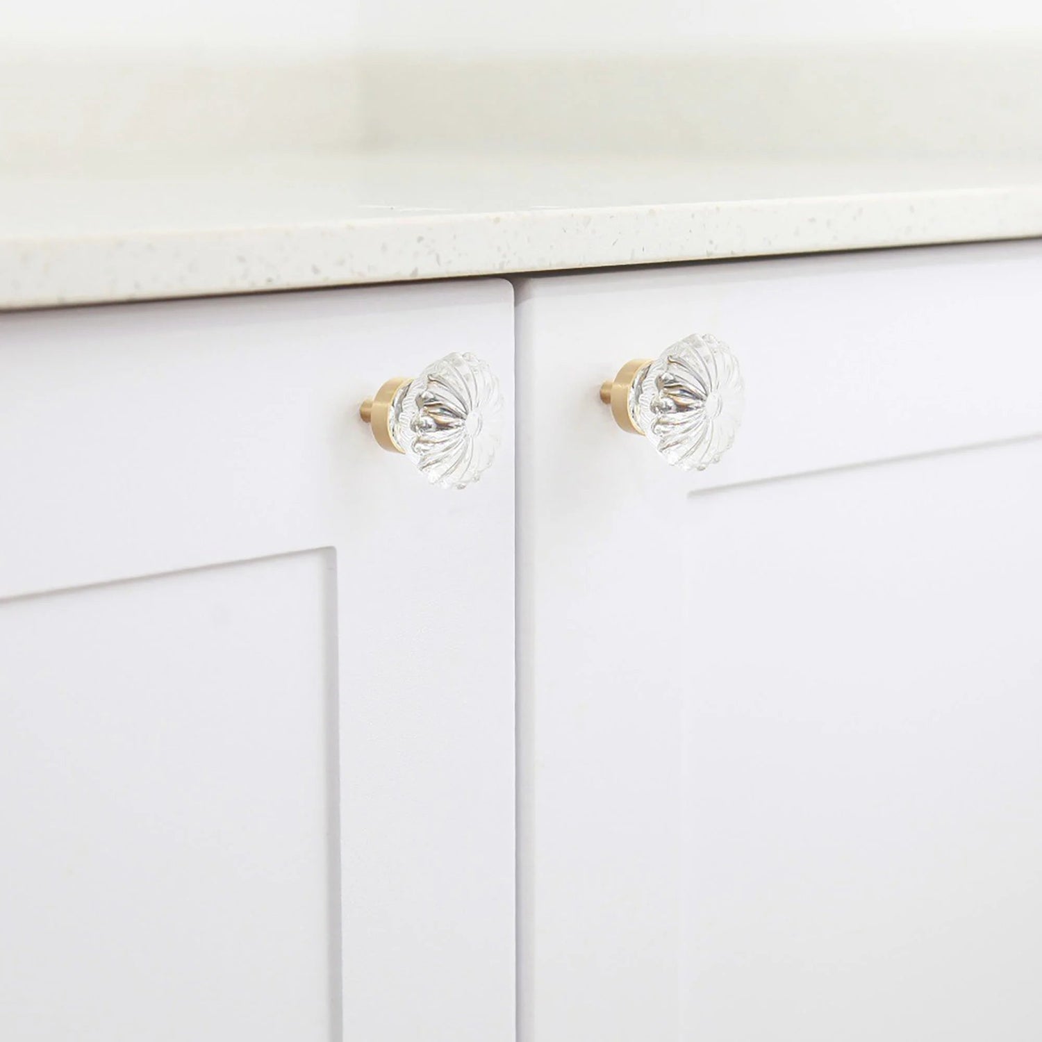 The Mantara C-0010 is a modern crystal knob in white/brass, ideal for kitchens, drawers, and cabinets.