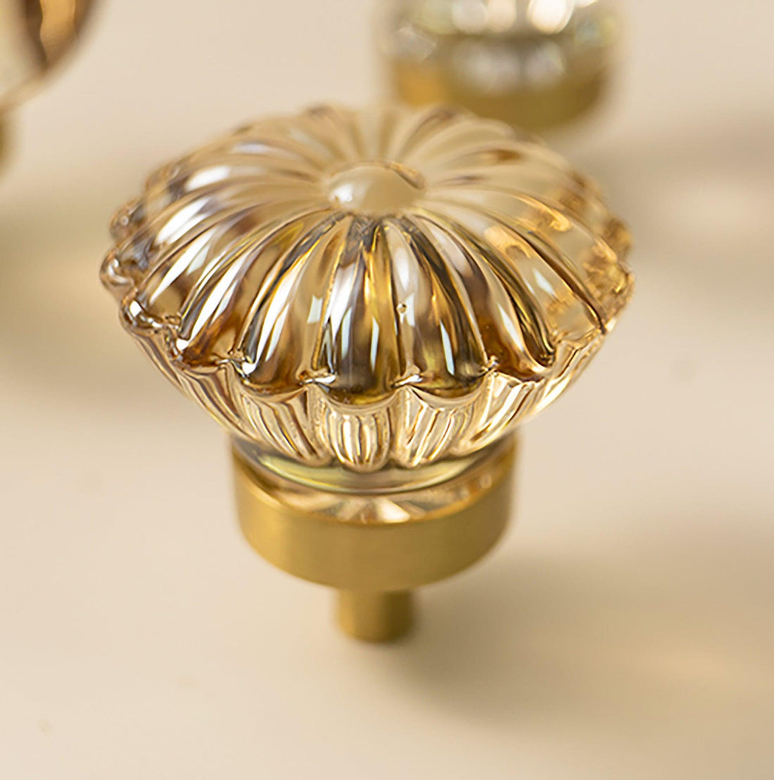 The Mantara C-0010 is a modern crystal knob in champagne/brass, ideal for kitchens, drawers, and cabinets.