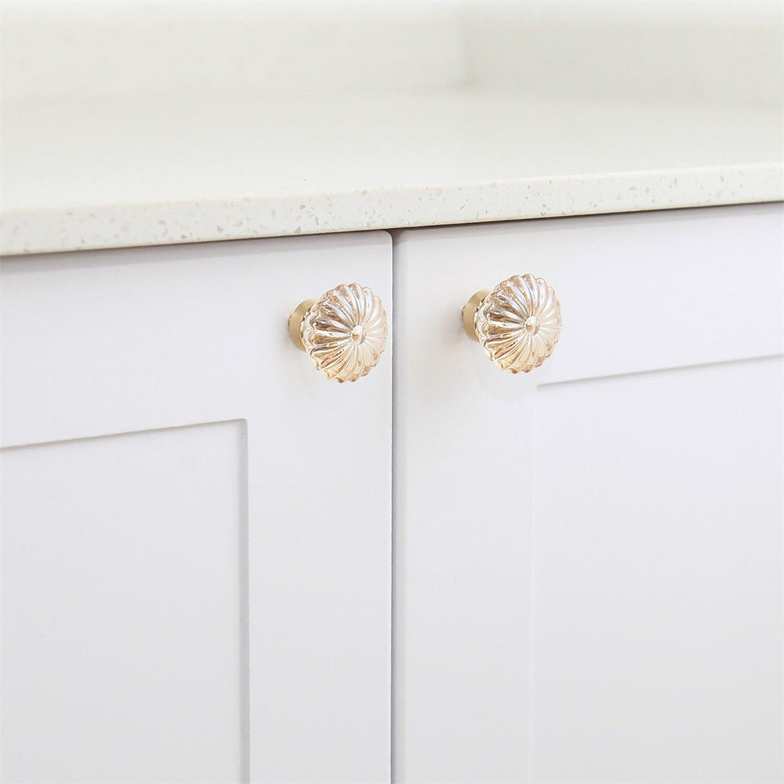 The Mantara C-0010 is a modern crystal knob in champagne/brass, ideal for kitchens, drawers, and cabinets.