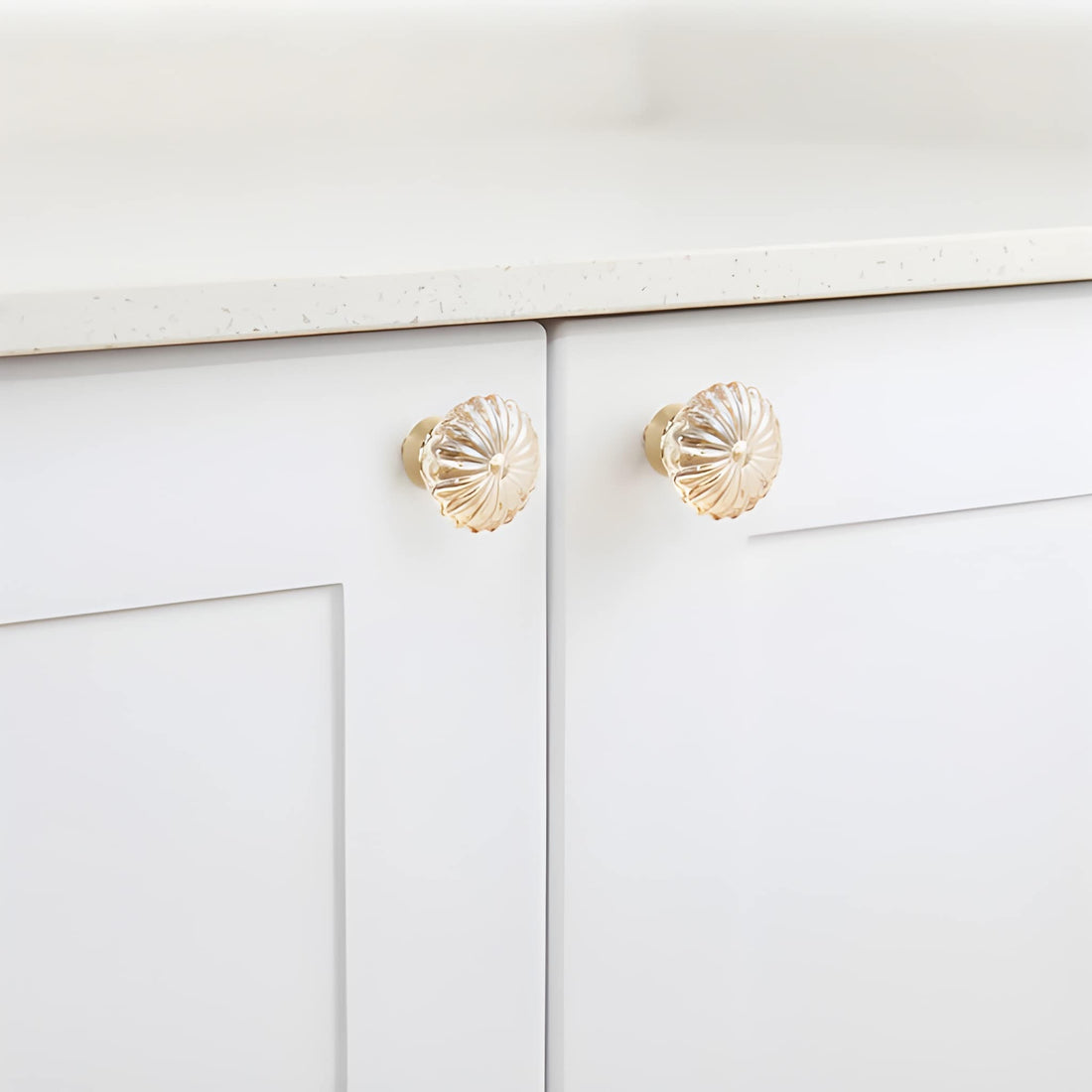 The Mantara C-0010 is a modern crystal knob in champagne/brass, ideal for kitchens, drawers, and cabinets.
