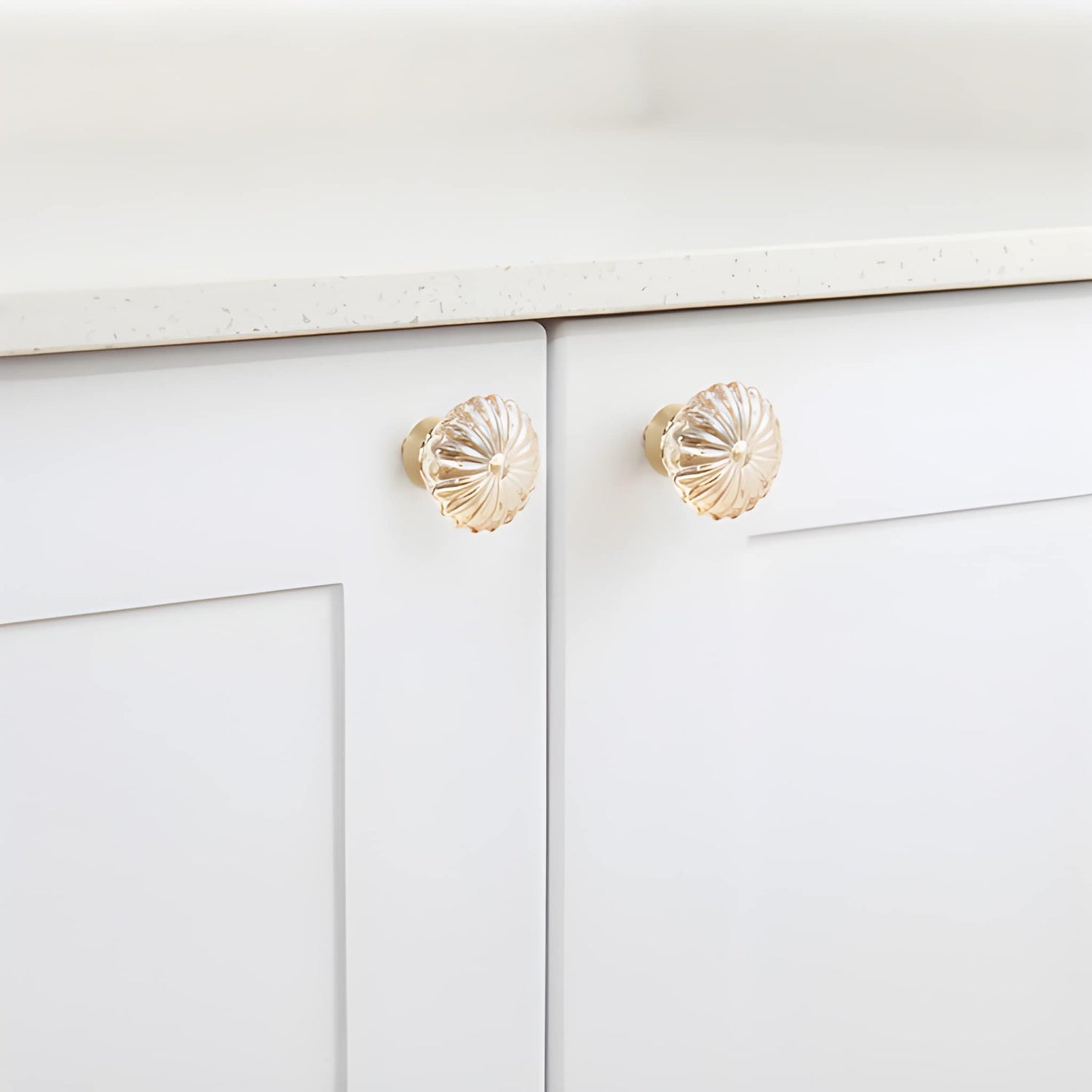 The Mantara C-0010 is a modern crystal knob in champagne/brass, ideal for kitchens, drawers, and cabinets.