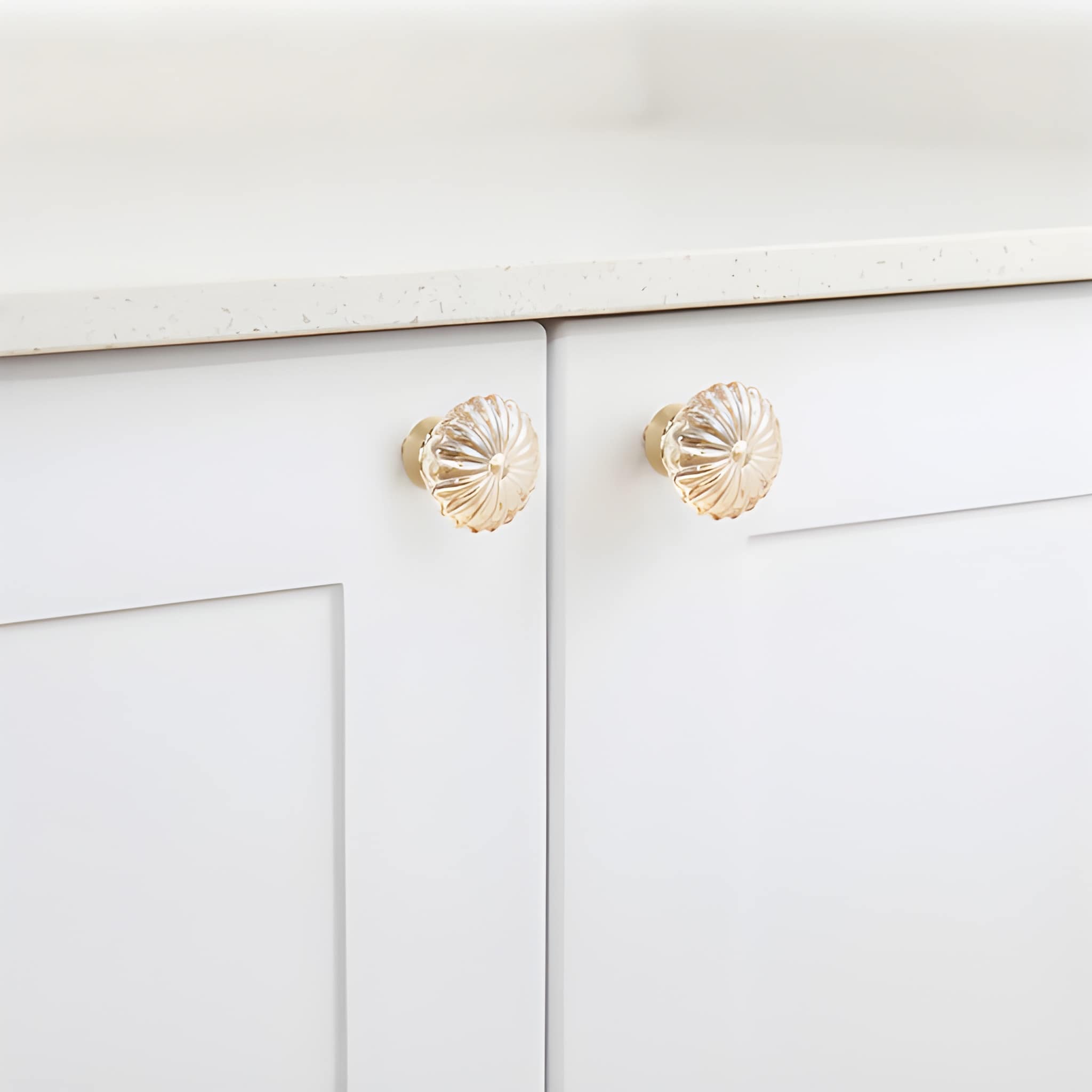 The Mantara C-0010 is a modern crystal knob in champagne/brass, ideal for kitchens, drawers, and cabinets.