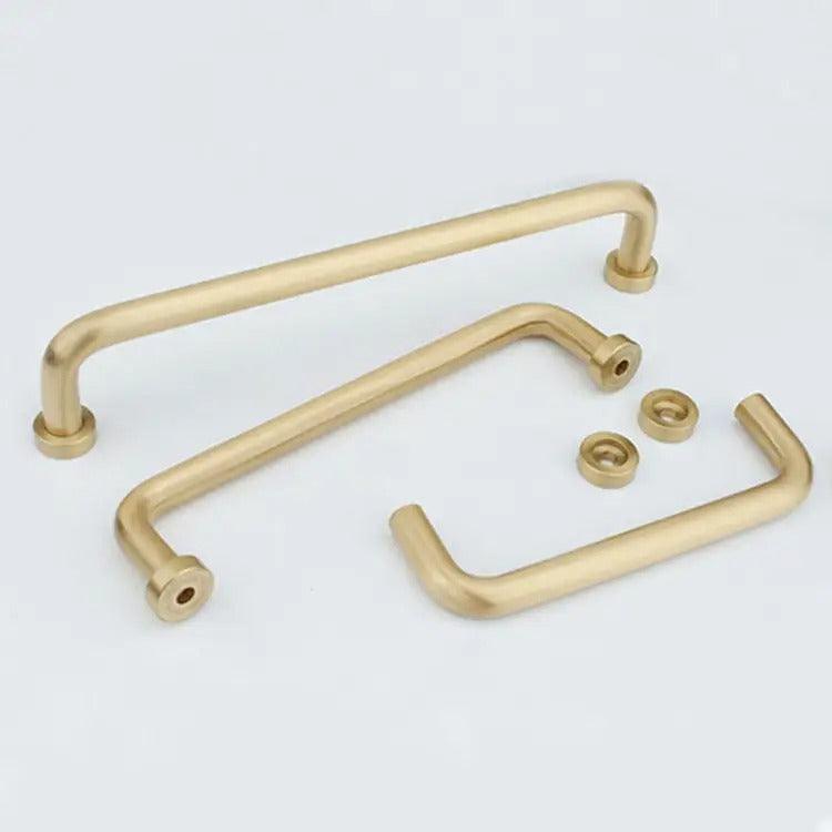 The Gleam Handle by Mantara B-0106 is a brushed brass handle in gold, ideal for furniture, wardrobes, and kitchens.