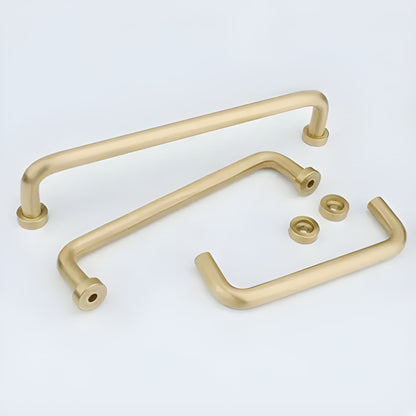The Gleam Handle by Mantara B-0106 is a brushed brass handle in gold, ideal for furniture, wardrobes, and kitchens.
