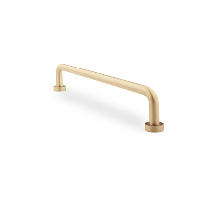 The Gleam Handle by Mantara B-0106 is a brushed brass handle in gold, ideal for furniture, wardrobes, and kitchens.
