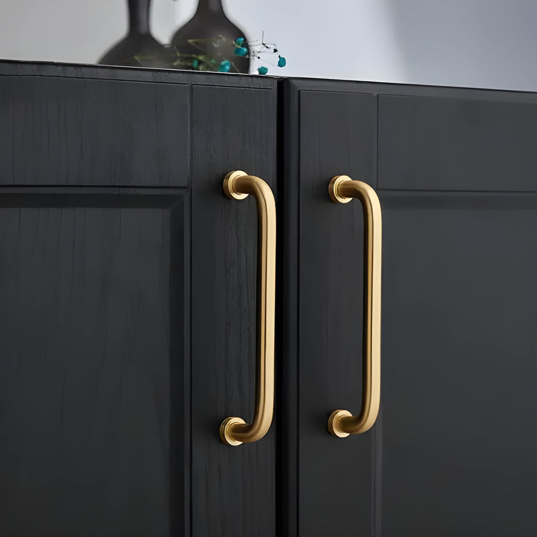 The Gleam Handle by Mantara B-0106 is a brushed brass handle in gold, ideal for furniture, wardrobes, and kitchens.
