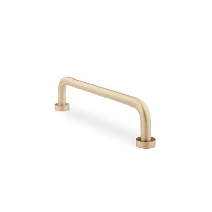 The Gleam Handle by Mantara B-0106 is a brushed brass handle in gold, ideal for furniture, wardrobes, and kitchens.
