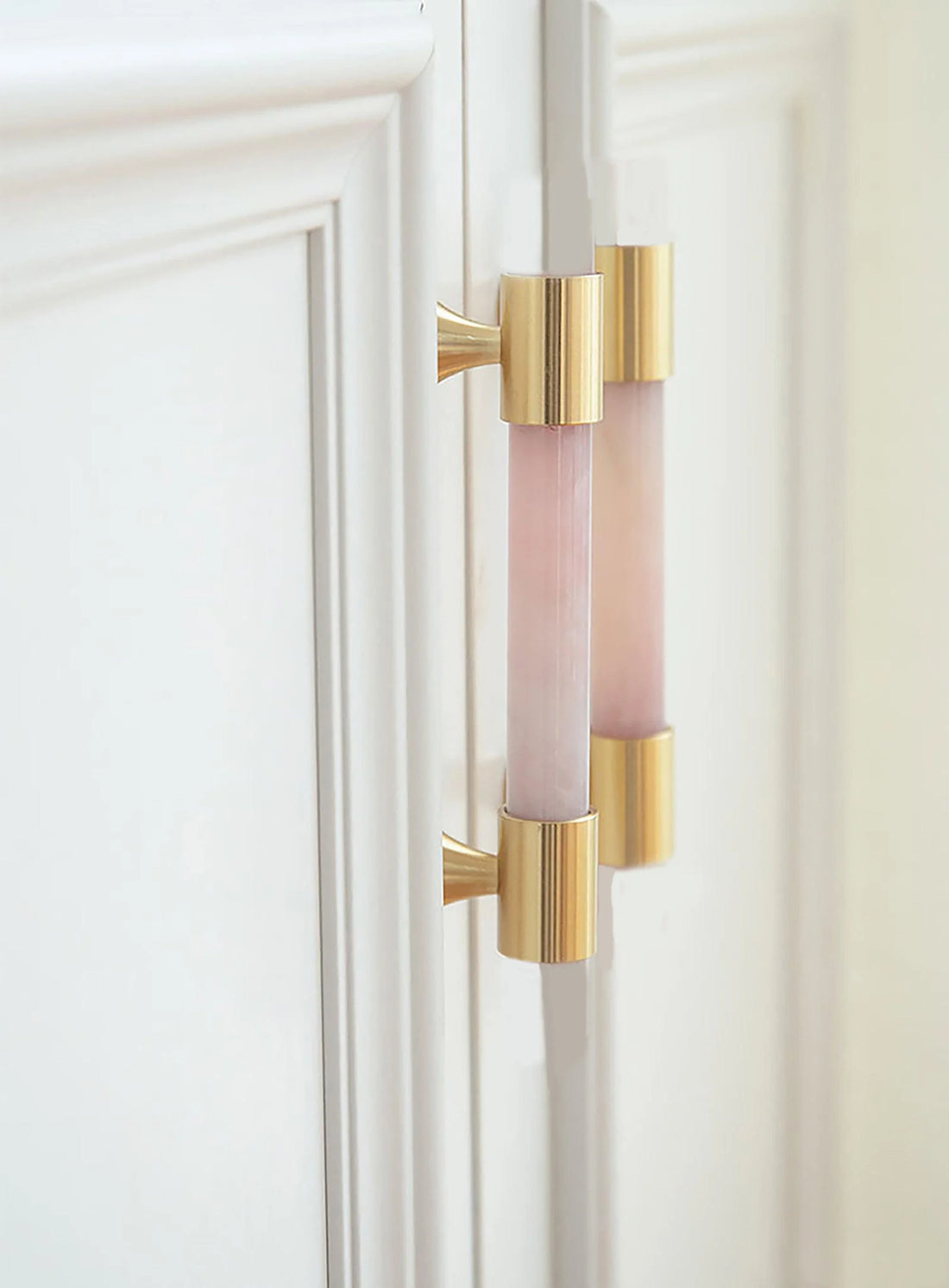 The Mantara C-0014-96 Haze Handle is a modern crystal and brass handle in pink, ideal for cabinets and wardrobes.