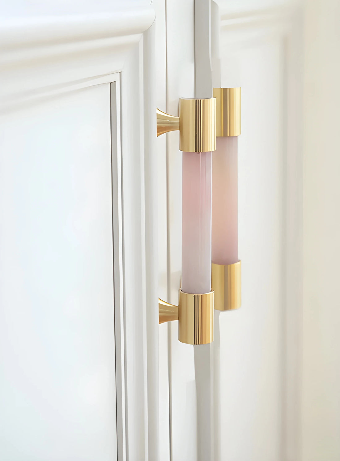 The Mantara C-0014-96 Haze Handle is a modern crystal and brass handle in pink, ideal for cabinets and wardrobes.