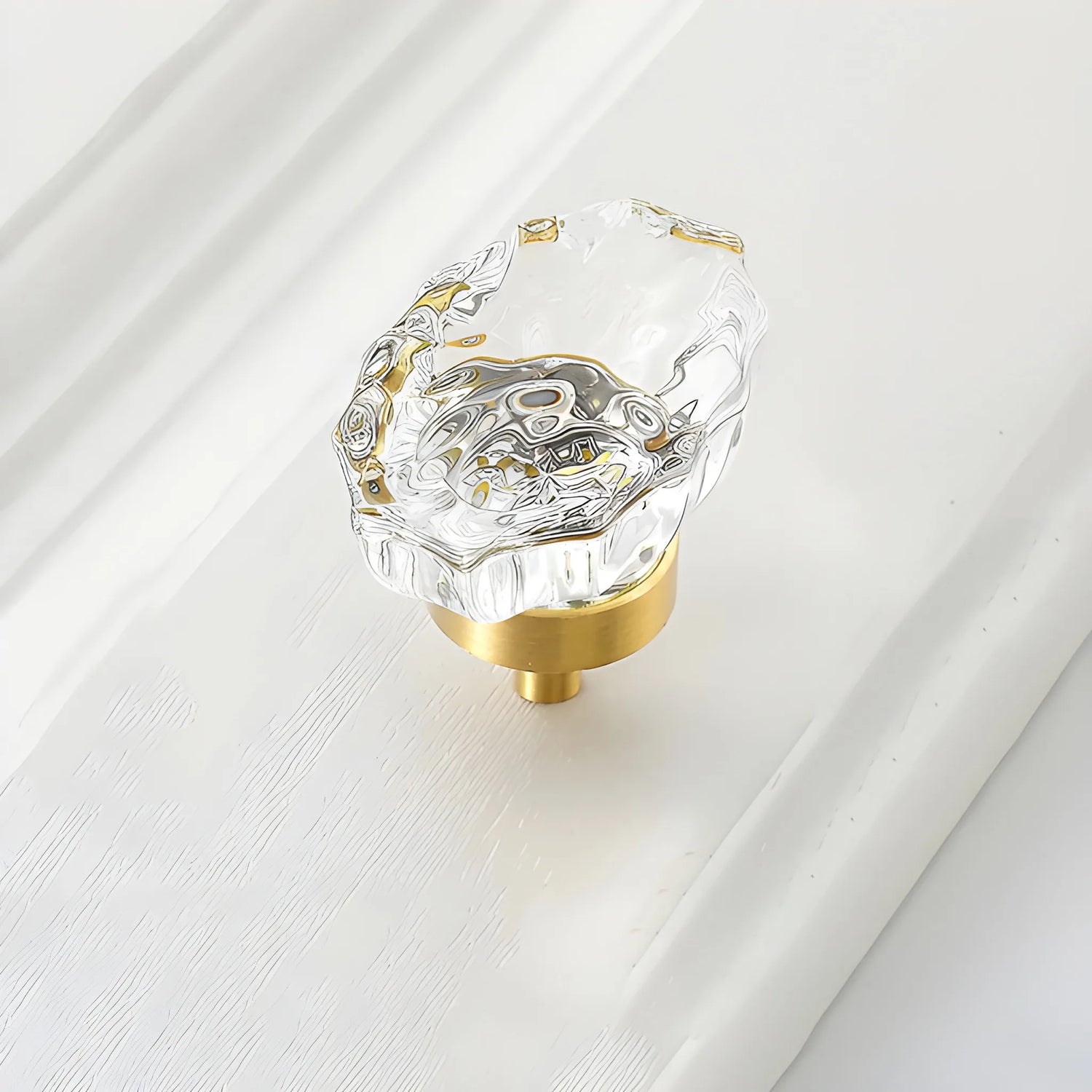 The Mantara C-0009 is a modern artificial crystal + brass knob in white/brass, ideal for kitchens and cabinets.
