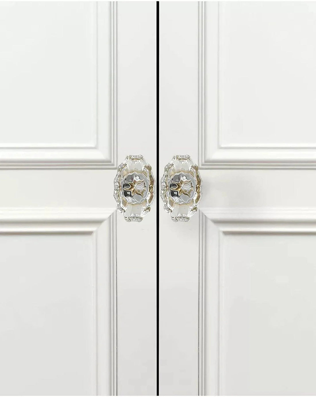 The Mantara C-0009 is a modern artificial crystal + brass knob in white/brass, ideal for kitchens and cabinets.