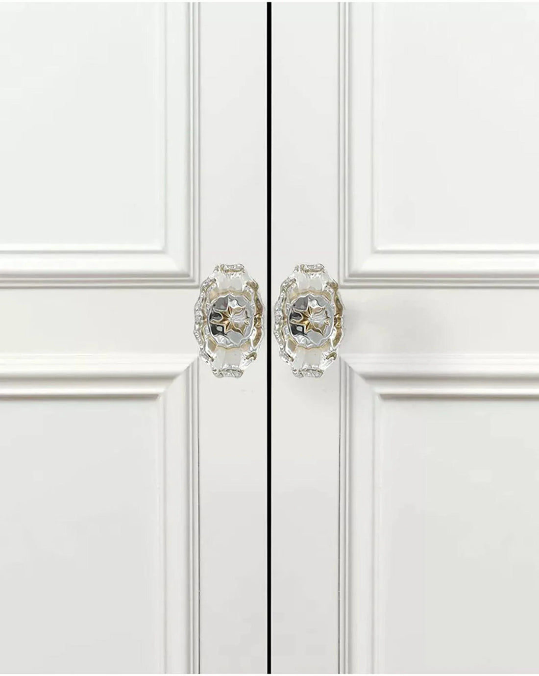 The Mantara C-0009 is a modern artificial crystal + brass knob in white/brass, ideal for kitchens and cabinets.