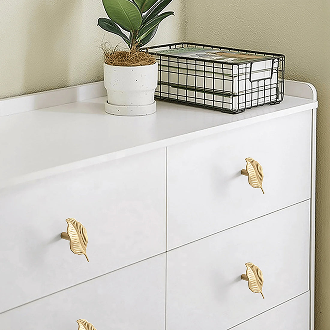 The Mantara B-0019 Ilai Knob is a modern brass knob in gold, ideal for furniture, drawers, bathrooms, and kitchens.