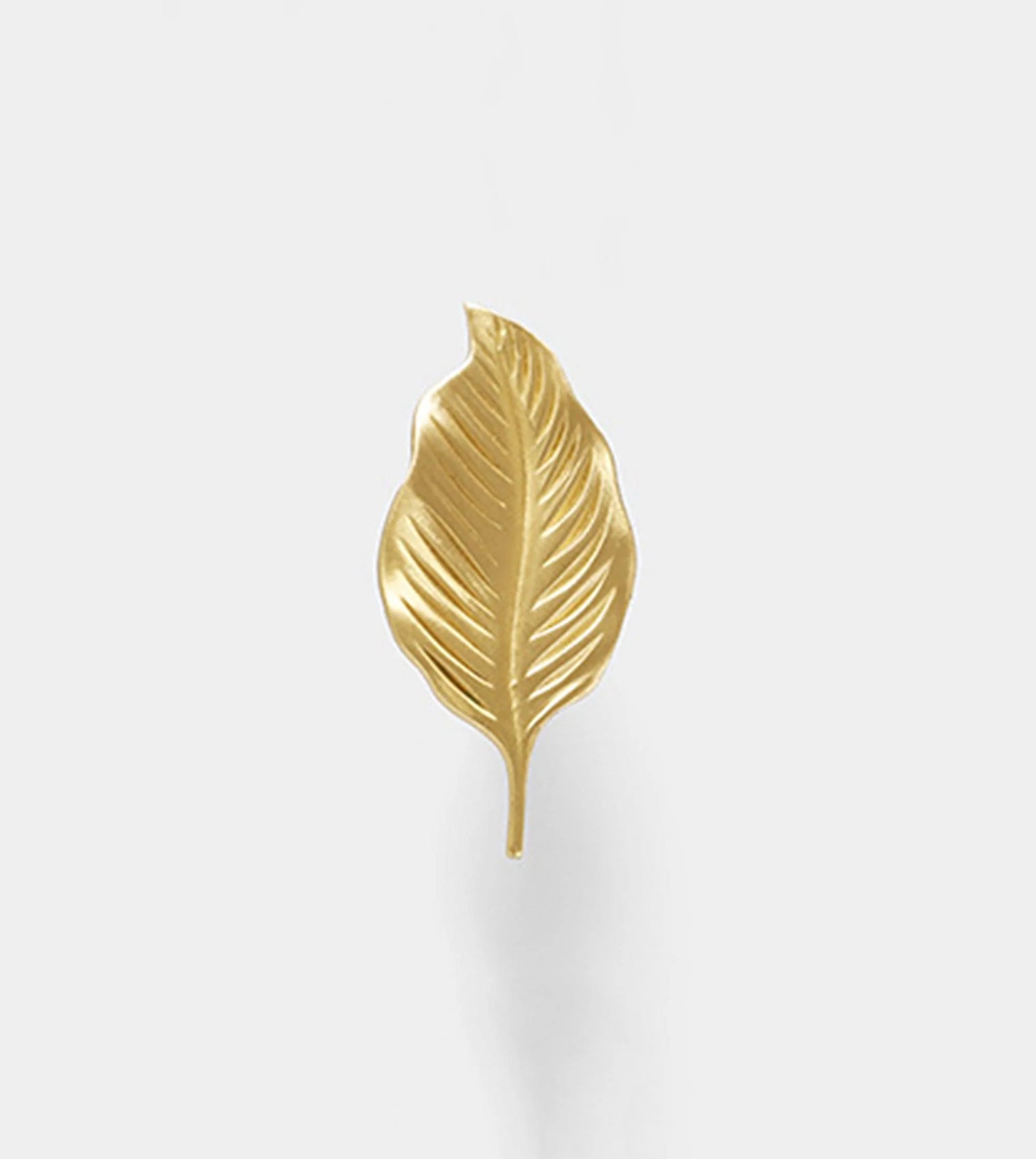 The Mantara B-0019 Ilai Knob is a modern brass knob in gold, ideal for furniture, drawers, bathrooms, and kitchens.