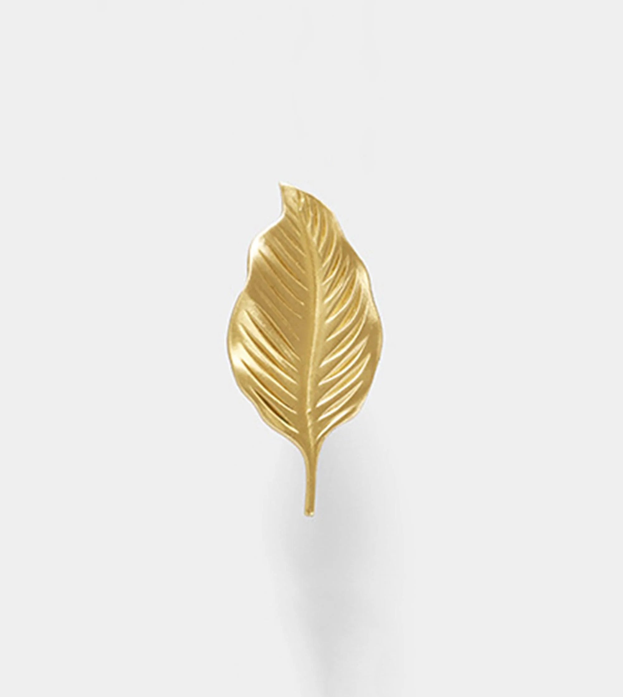 The Mantara B-0019 Ilai Knob is a modern brass knob in gold, ideal for furniture, drawers, bathrooms, and kitchens.