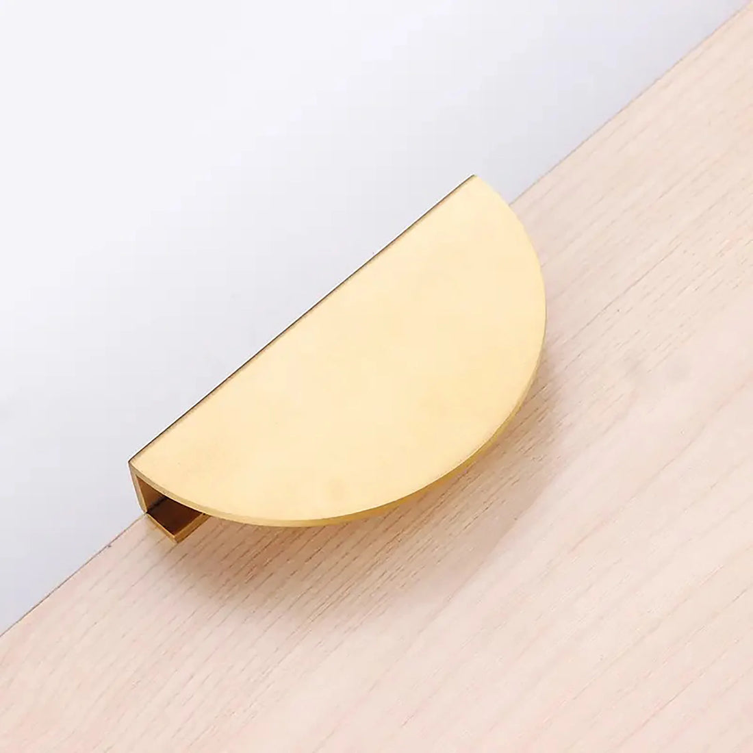 The Eliza Handle by Mantara B-0114 is a modern brushed brass handle in gold, ideal for drawers and cabinets.