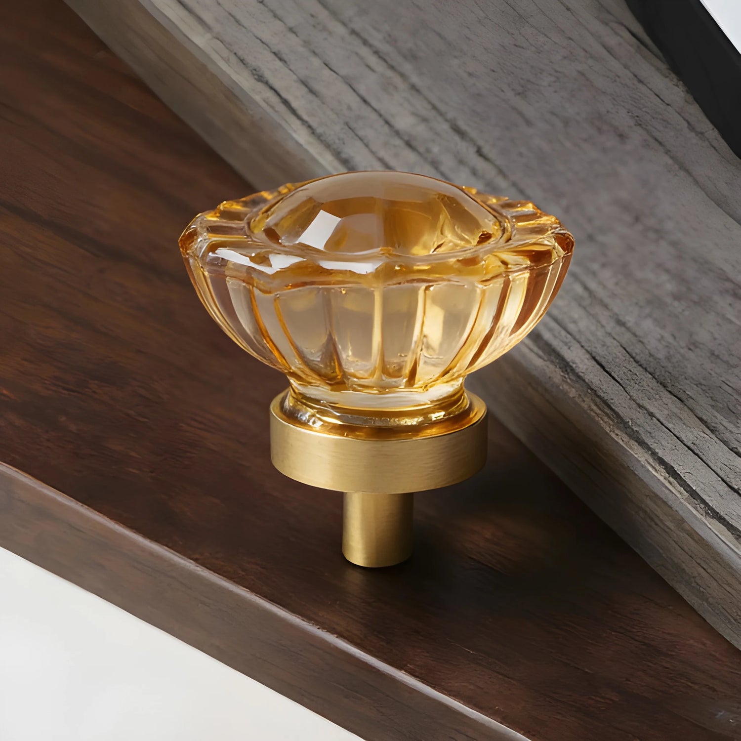 The Mantara C-0018 Ripple Knob is a modern crystal and brass knob in white finishes, ideal for kitchens and cabinets.