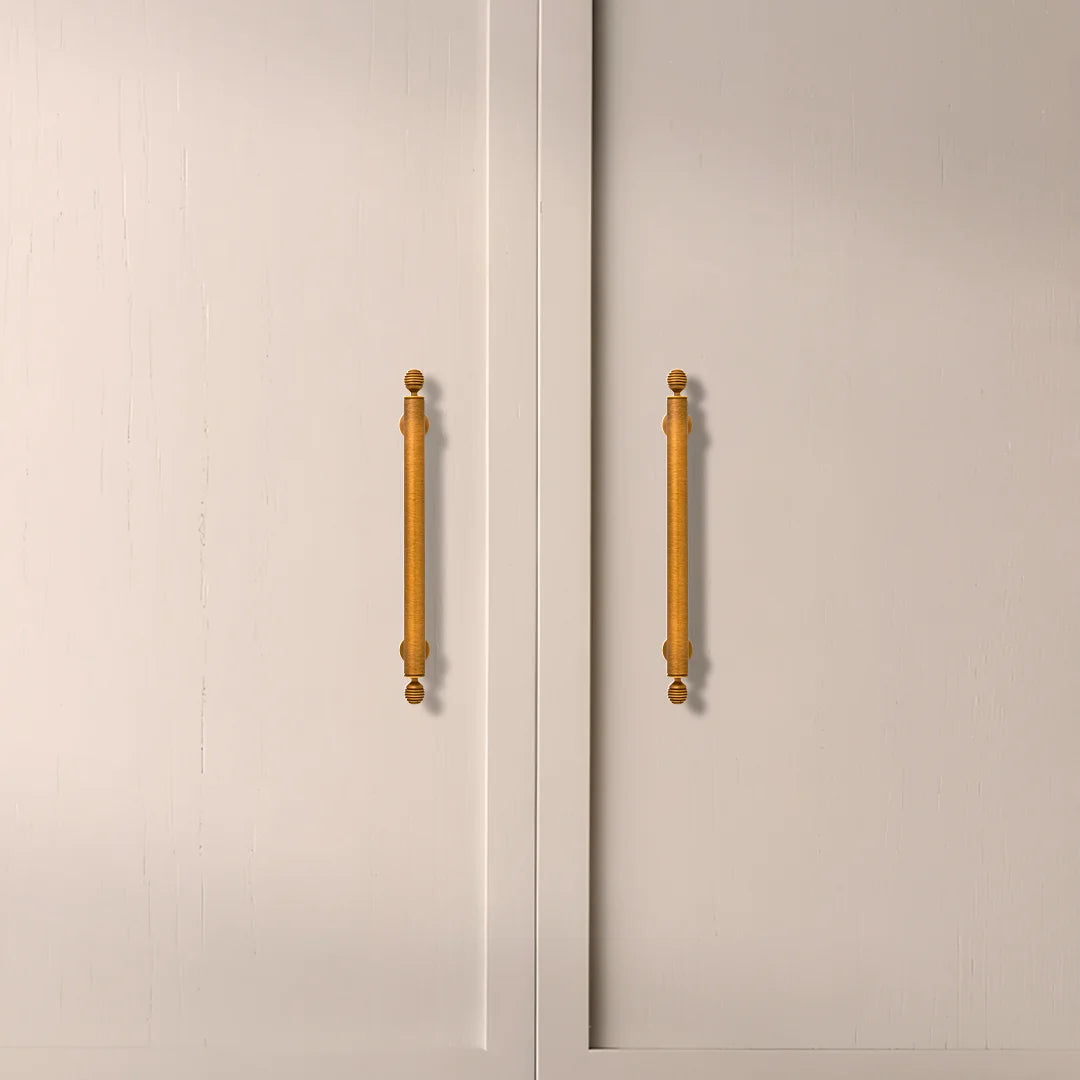 The Mantara B-0122 Aureate Handle is a modern brass handle in bronze with a brushed finish, ideal for kitchens and dressers.