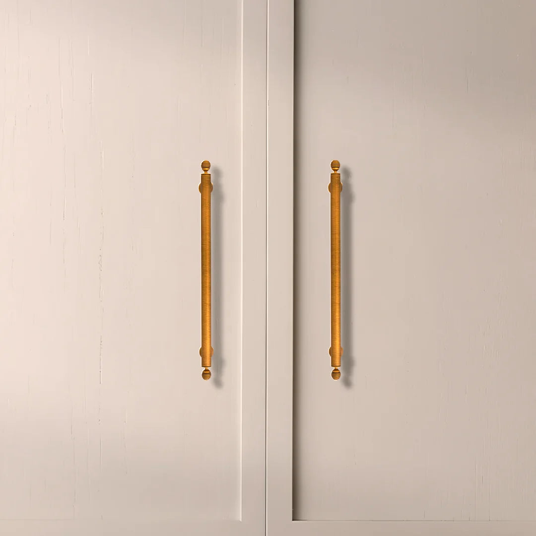 The Mantara B-0122 Aureate Handle is a modern brass handle in bronze with a brushed finish, ideal for kitchens and dressers.