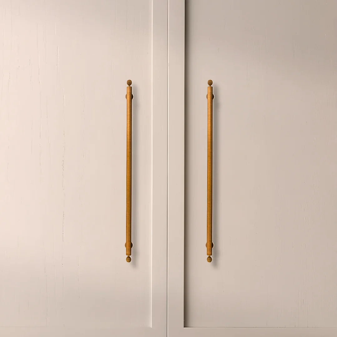 The Mantara B-0122 Aureate Handle is a modern brass handle in bronze with a brushed finish, ideal for kitchens and dressers.