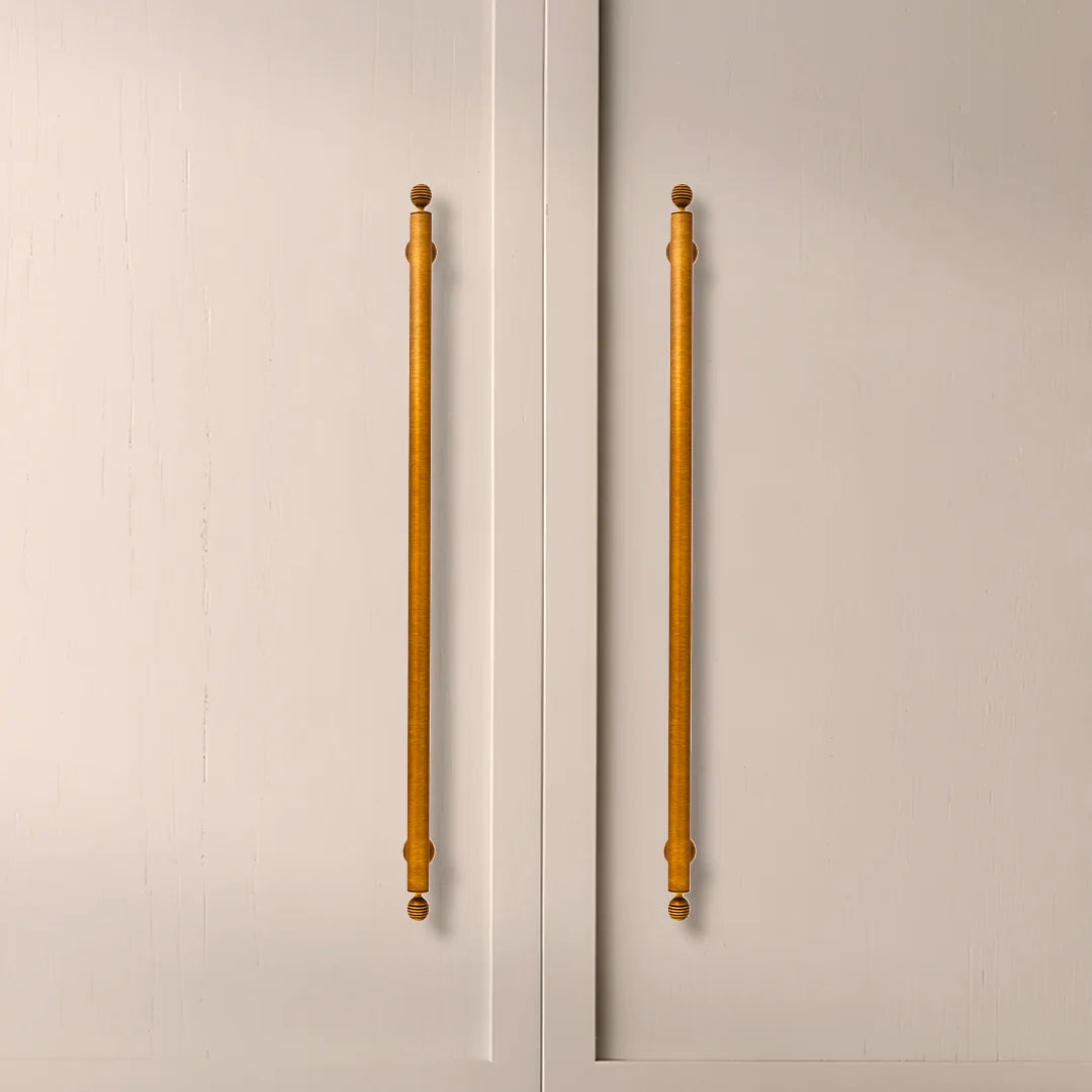 The Mantara B-0122 Aureate Handle is a modern brass handle in bronze with a brushed finish, ideal for kitchens and dressers.