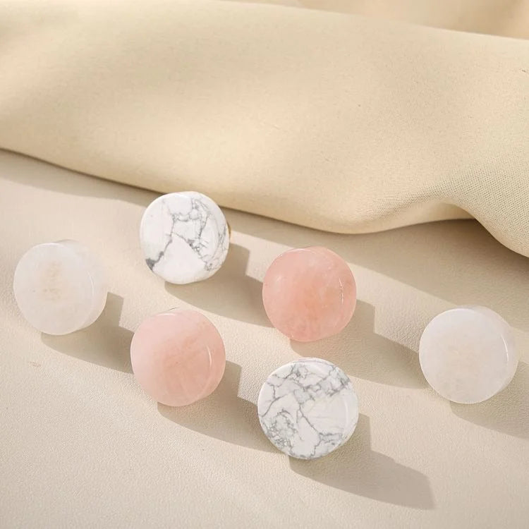 The Mantara C-0019 Lucienne Knob is a modern crystal knob in white turquoise, perfect for drawers and cabinets.