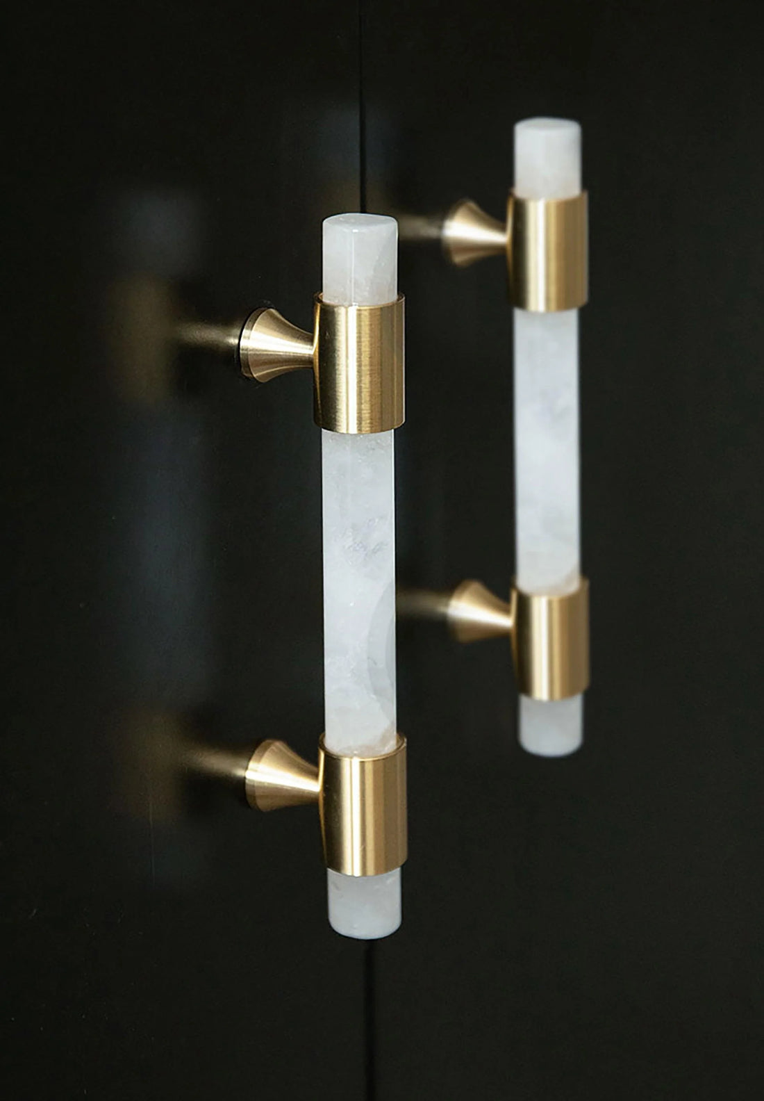 The Mantara C-0014-128 Luster Handle is a modern crystal and brass handle in white, ideal for wardrobes and doors.