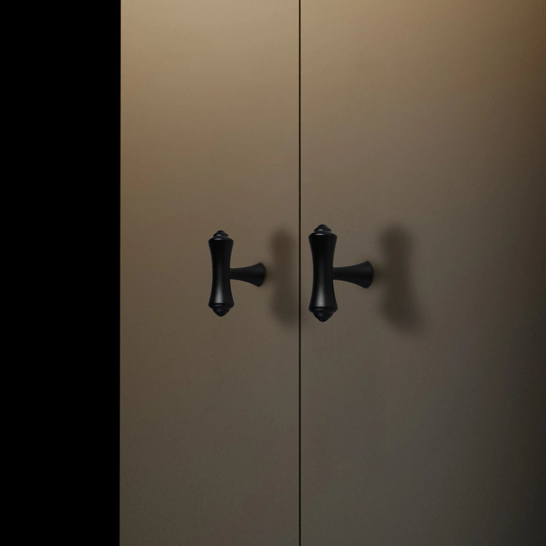 The Mantara B-0068-Black is a modern brass handle in brushed black finish, ideal for kitchen drawers, cabinets, and furniture.