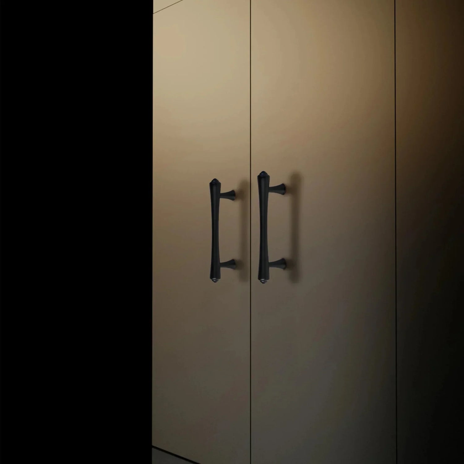Mantara Raphael Handle B-0068 is a modern brushed brass handle in black, ideal for kitchens, drawers, and wardrobes.