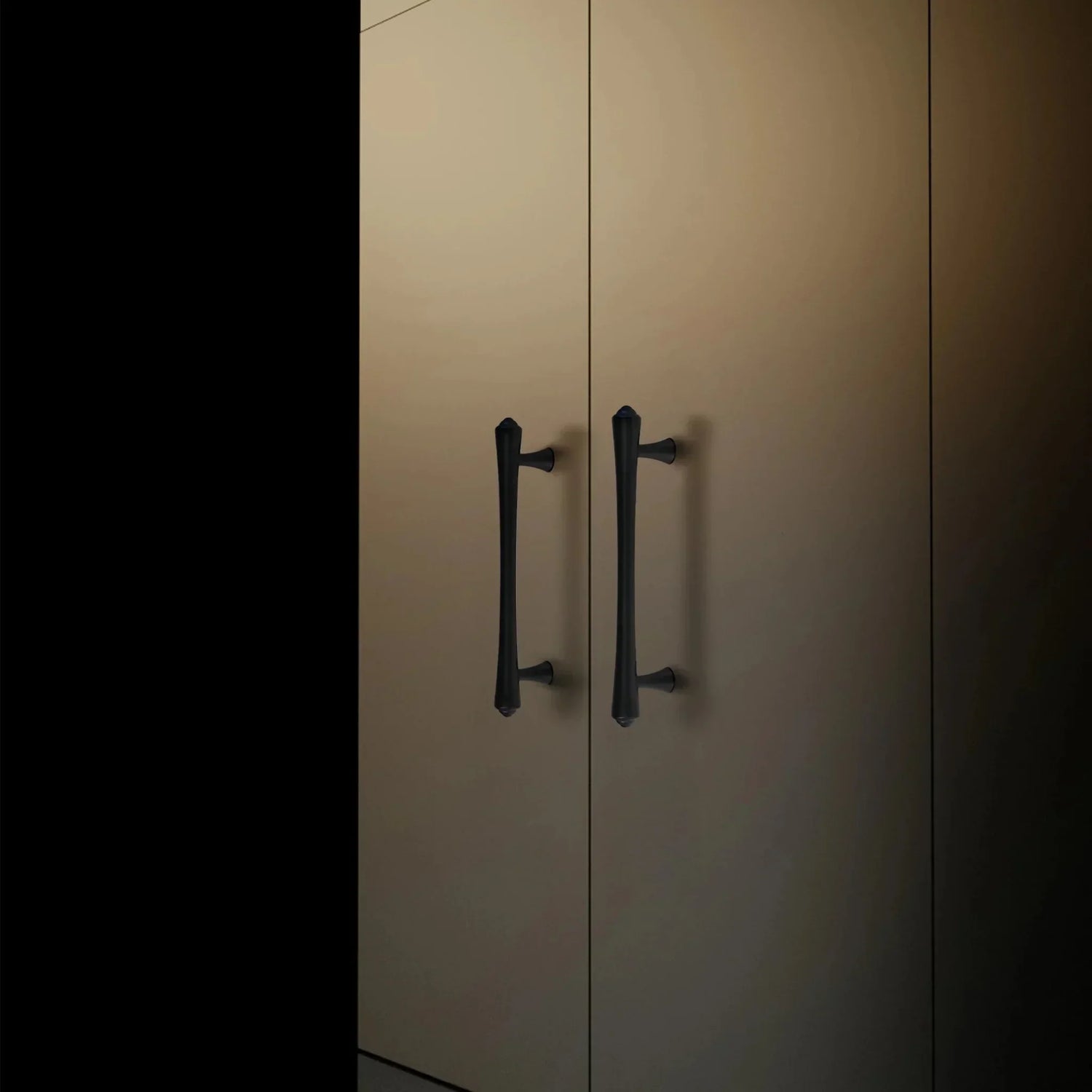 Mantara Raphael Handle B-0068 is a modern brushed brass handle in black, ideal for kitchens, drawers, and wardrobes.