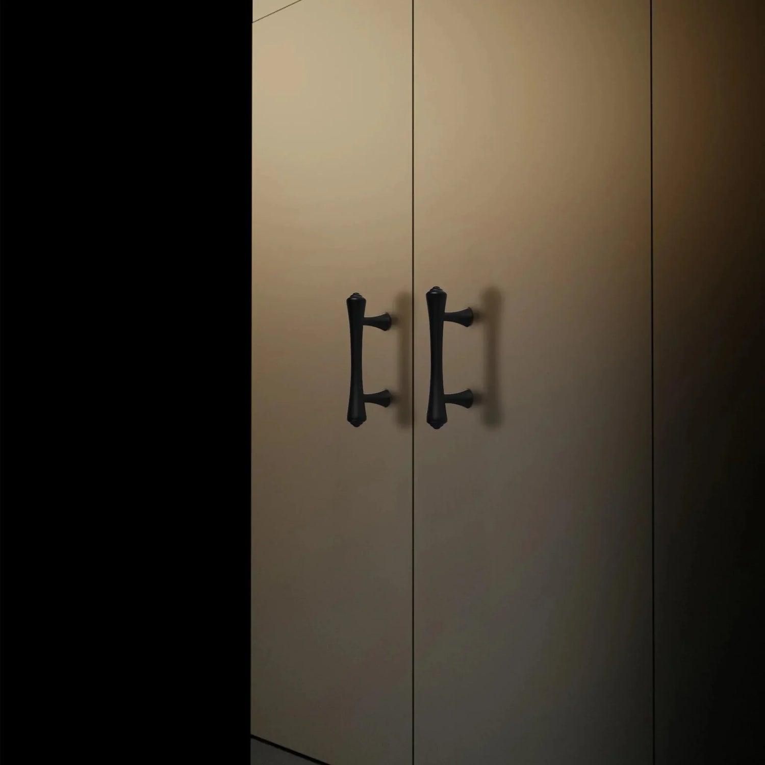 Mantara Raphael Handle B-0068 is a modern brushed brass handle in black, ideal for kitchens, drawers, and wardrobes.