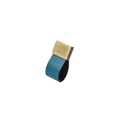 The Mantara L-0015 is a modern crystal handle in blue, ideal for kitchen drawers and dressers.