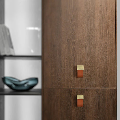 The Mantara L-0015 is a modern crystal handle in brown, ideal for kitchen drawers and dressers.