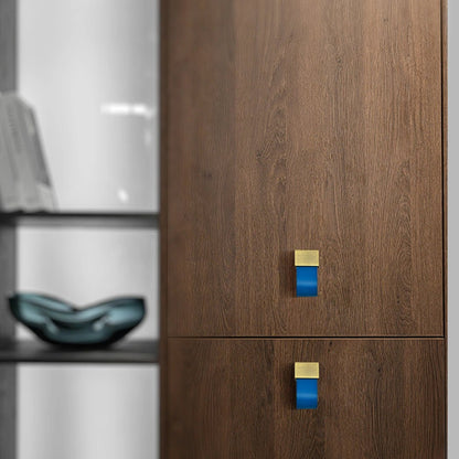 The Mantara L-0015 is a modern crystal handle in blue, ideal for kitchen drawers and dressers.