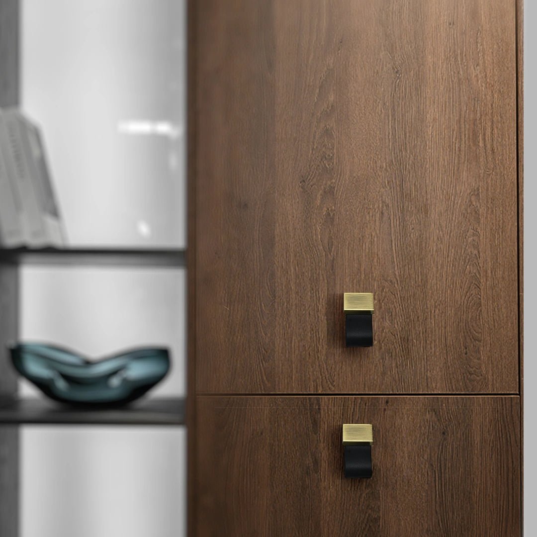 The Mantara L-0015 is a modern crystal handle in black, ideal for kitchen drawers and dressers.