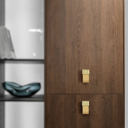 The Mantara L-0015 is a modern crystal handle in beige, ideal for kitchen drawers and dressers.