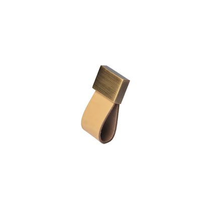The Mantara L-0015 is a modern crystal handle in beige, ideal for kitchen drawers and dressers.