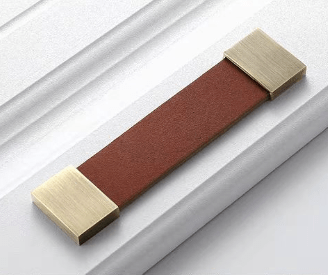 The Mantara L-0015 is a modern crystal handle in brown, ideal for kitchen drawers and dressers.
