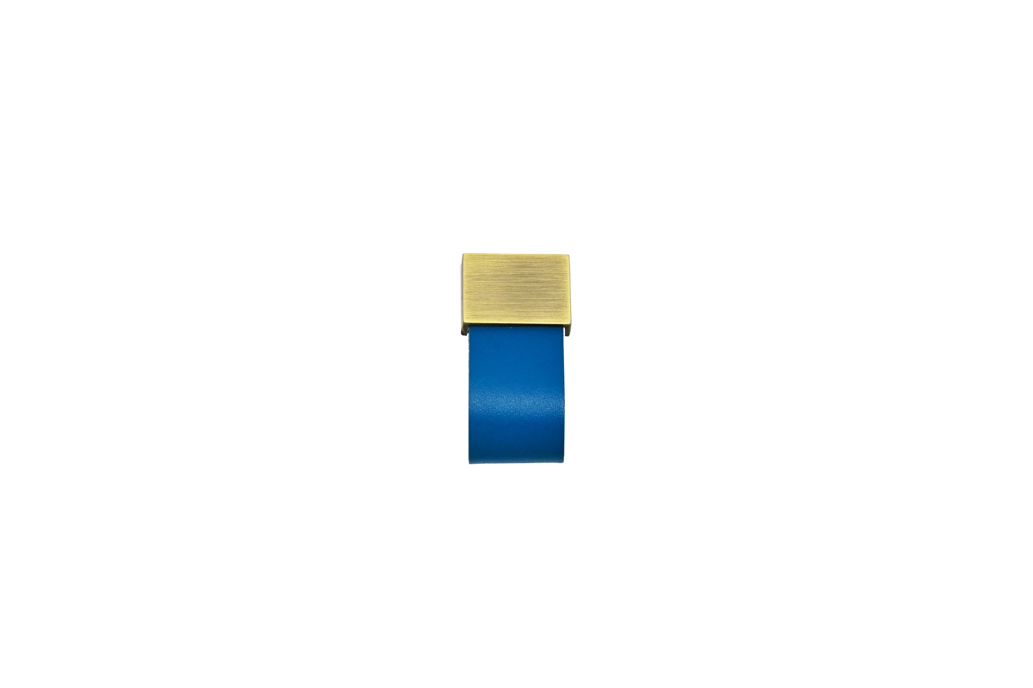 The Mantara L-0015 is a modern crystal handle in blue, ideal for kitchen drawers and dressers.