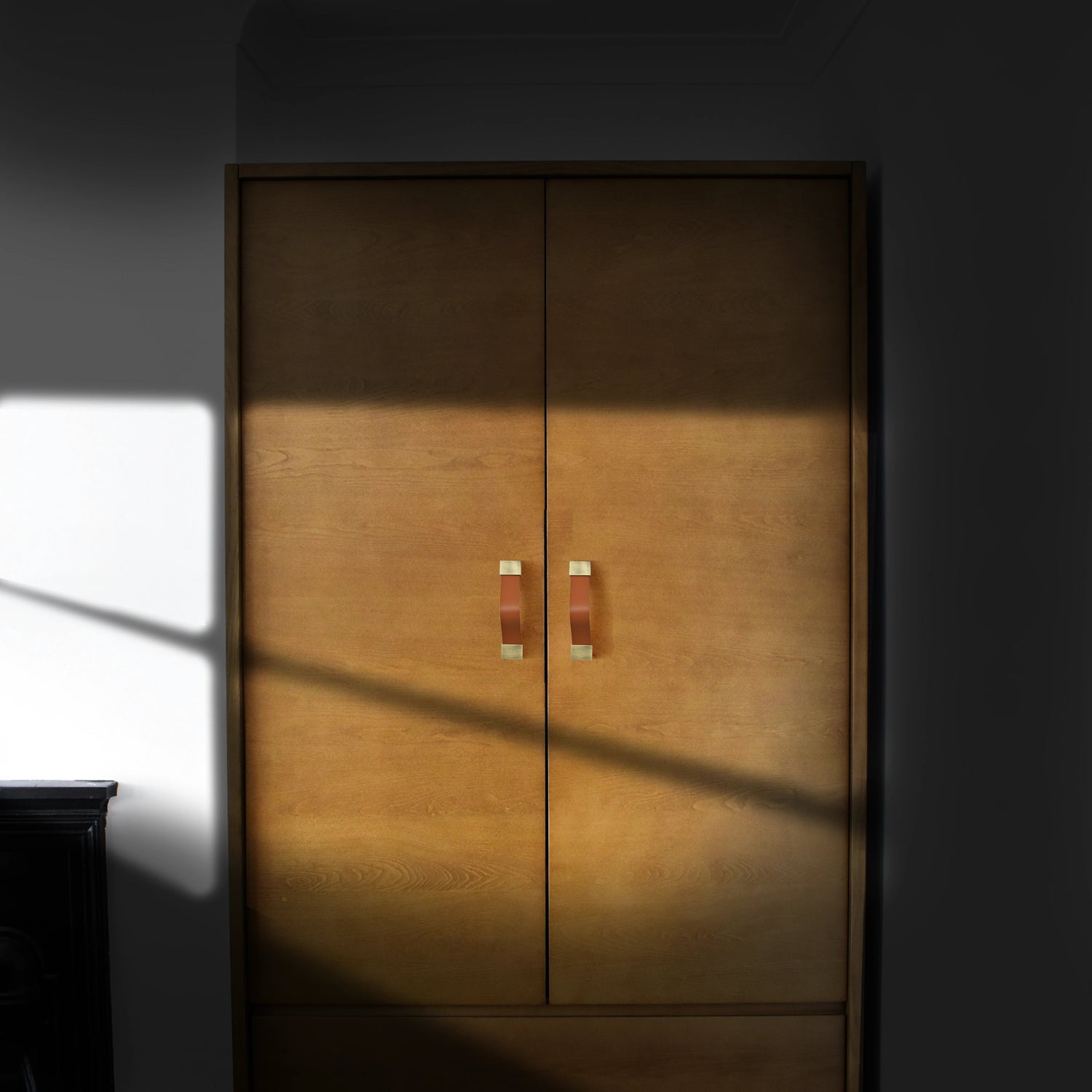 The Mantara L-0015 is a modern crystal handle in brown, ideal for kitchen drawers and dressers.