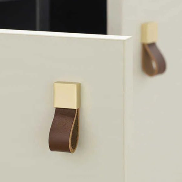The Mantara L-0015 is a modern crystal handle in brown, ideal for kitchen drawers and dressers.