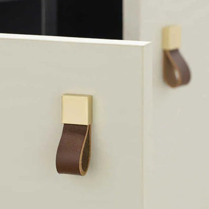 The Mantara L-0015 is a modern crystal handle in brown, ideal for kitchen drawers and dressers.