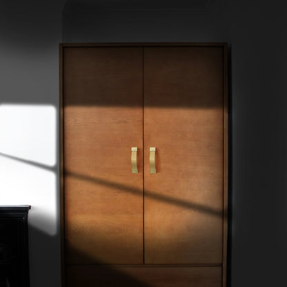 The Mantara L-0015 is a modern crystal handle in beige, ideal for kitchen drawers and dressers.