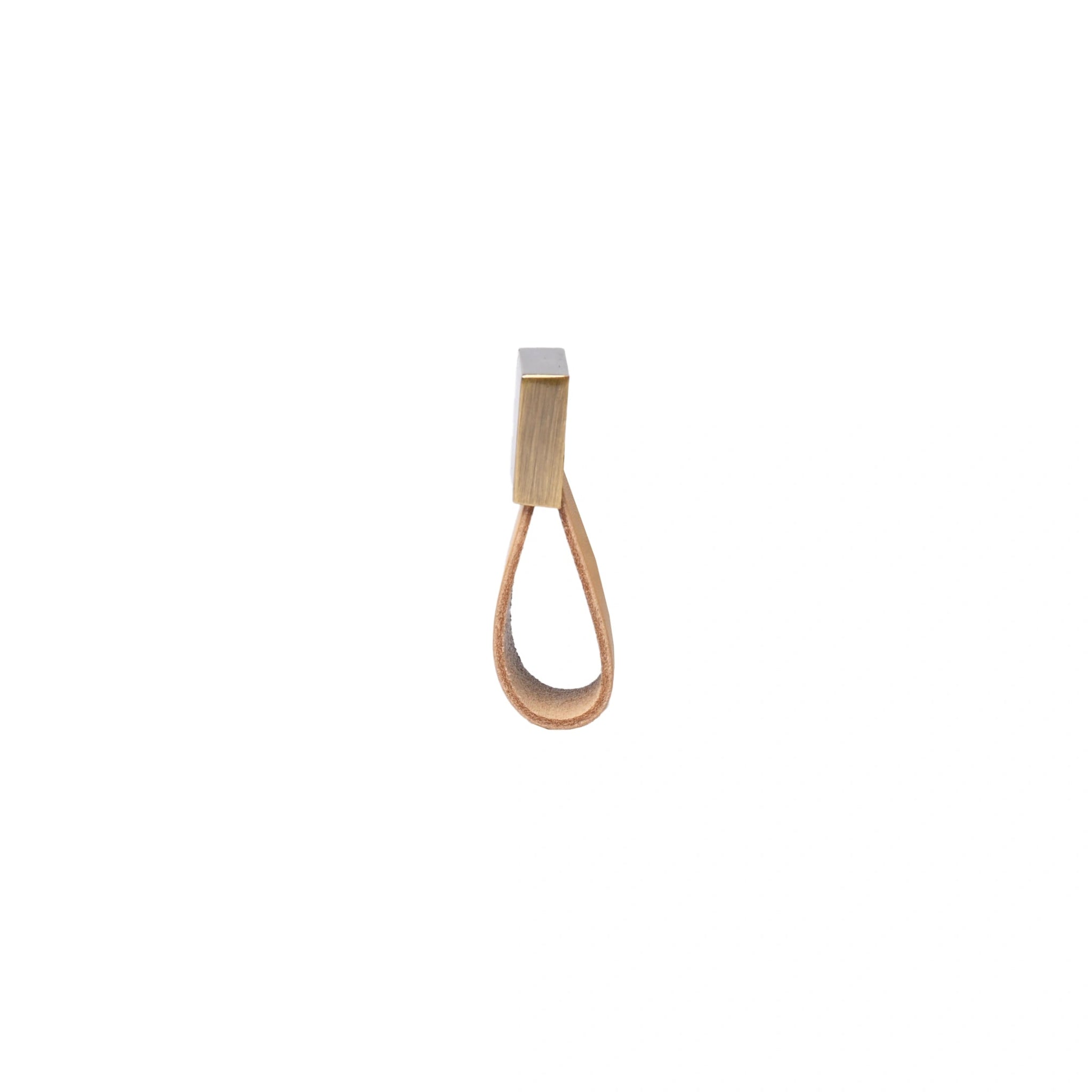 The Mantara L-0015 is a modern crystal handle in beige, ideal for kitchen drawers and dressers.