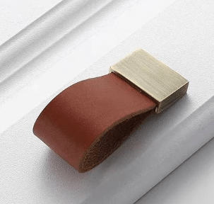 The Mantara L-0015 is a modern crystal handle in brown, ideal for kitchen drawers and dressers.