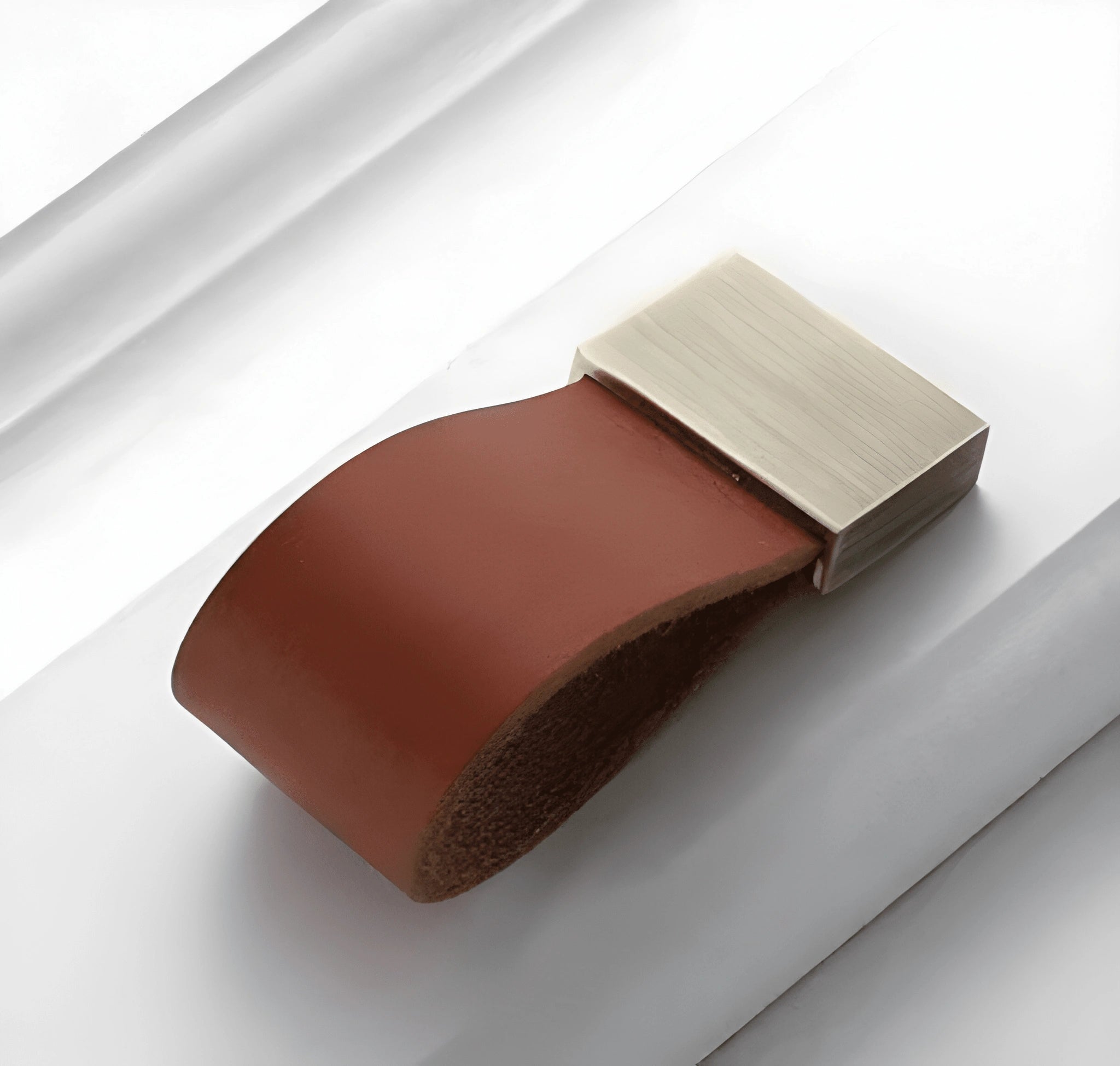 The Mantara L-0015 is a modern crystal handle in brown, ideal for kitchen drawers and dressers.