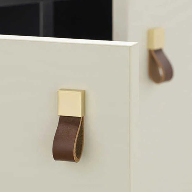 The Mantara L-0015 is a modern crystal handle in brown, ideal for kitchen drawers and dressers.